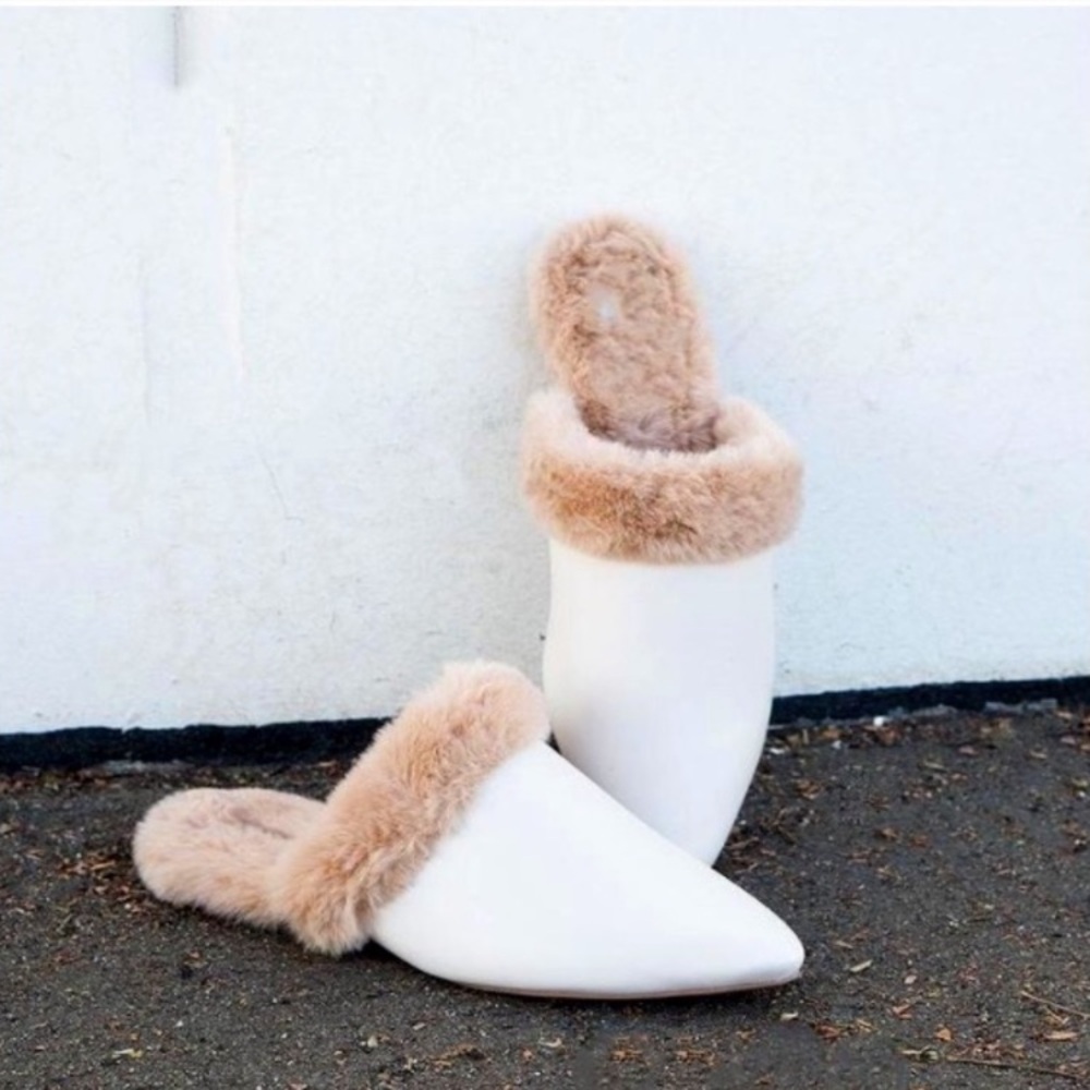 Faux Fur Lined Pointed Toe Mule in White Slippers Size 8